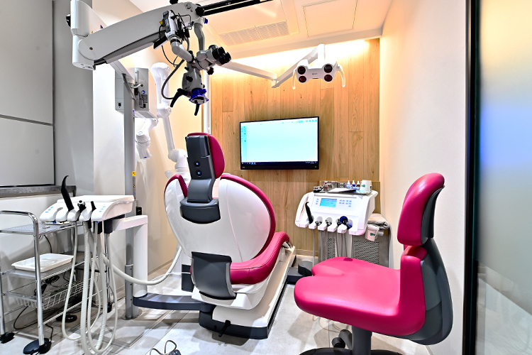 三笠歯科医院 調布市 症例によってはマイクロスコープを用いて治療を行う