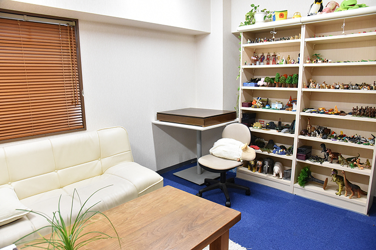 狛江のんびりクリニック 狛江市 フィギュアがディスプレーされたスペースもある