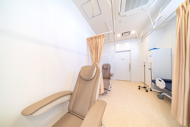 北千住ARTクリニック 足立区 カーテンで仕切り、プライバシーに配慮したリカバリースペース