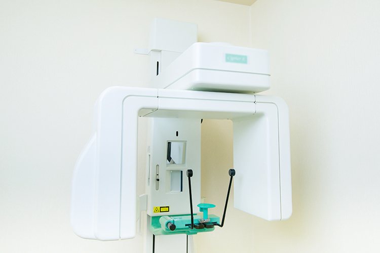Q's dental clinic 春日部市 レントゲン画像を用いて視覚的にわかりやすい説明を心がける