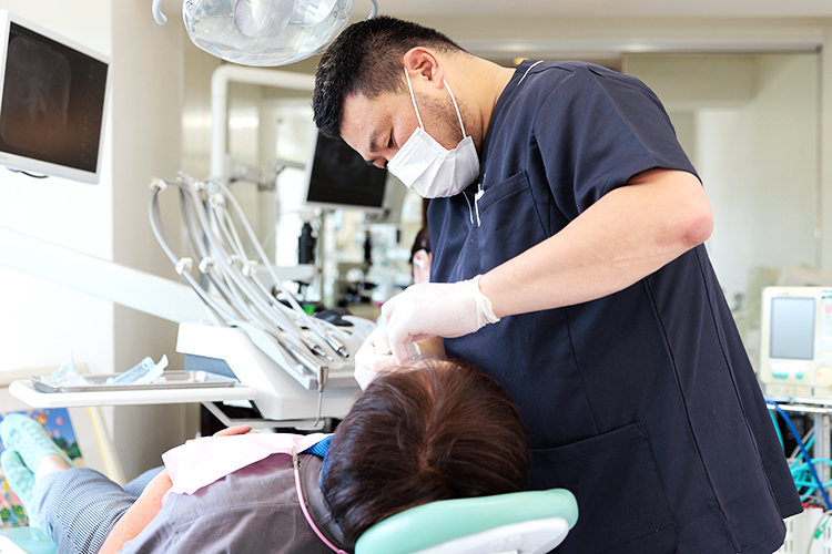 岡部歯科 江戸川区 各領域を専門とする歯科医師と明るいスタッフたちが患者を支える