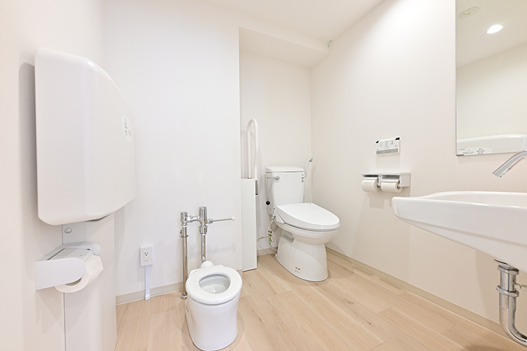 岡部こども歯科医院 八王子市 トイレも広々としており、子ども連れでも安心できる造りだ