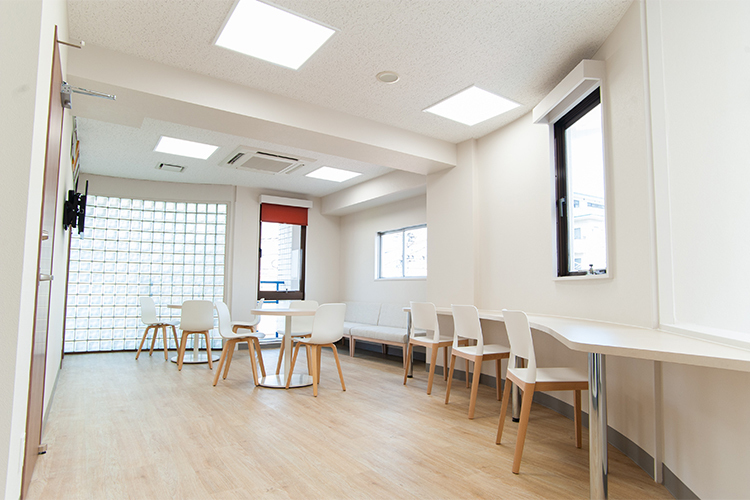 高橋矯正歯科医院 秦野市 広々とした待合室を3階に完備。カフェのような癒やしの空間だ