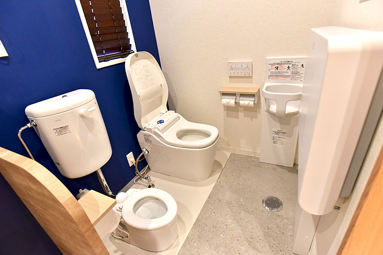 杉並ペディアトリック歯科 杉並区 広々としたトイレには子ども用の便器やおむつ交換台も