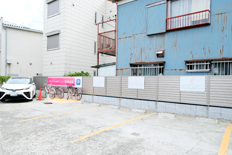 大川こども＆内科クリニック 大田区 クリニックの裏手に、7台分の専門駐車場を完備している