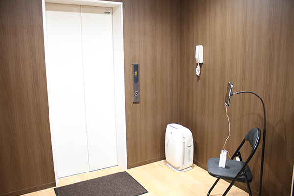 夜間休日診療所 キタゾノクリニック 鹿児島市 エレベーター入り口にはモニター通話用タブレット端末を設置