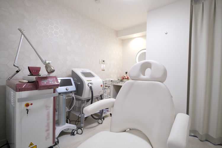 のぐち内科クリニック 鶴ヶ島市 受付では優しいスタッフが迎えてくれる