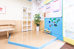 いわや小児科クリニック 福岡市西区 キッズスペースでは壁面でも遊べ、子どもがワクワクする院内
