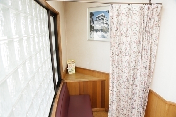 釜萢内科小児科医院 藤沢市 2つ目の診察室には乳幼児の体重計も備えている