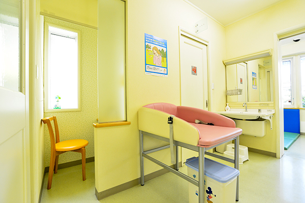 さとう小児科クリニック 横浜市港北区 おむつ替えベッドに加え、授乳室も備えている