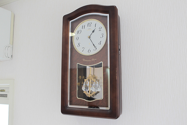 青木歯科医院 名古屋市南区 時計の「口腔外科」の文字を見て、来院する患者も多い