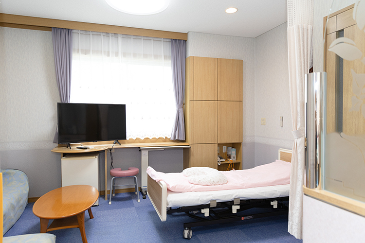 桑原産婦人科医院 中間市 家族で快適に過ごせるよう、やわらかな床材を敷いた個室も