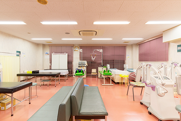 北村医院 大阪市旭区 広々としたリハビリテーション室。院内はバリアフリー設備あり
