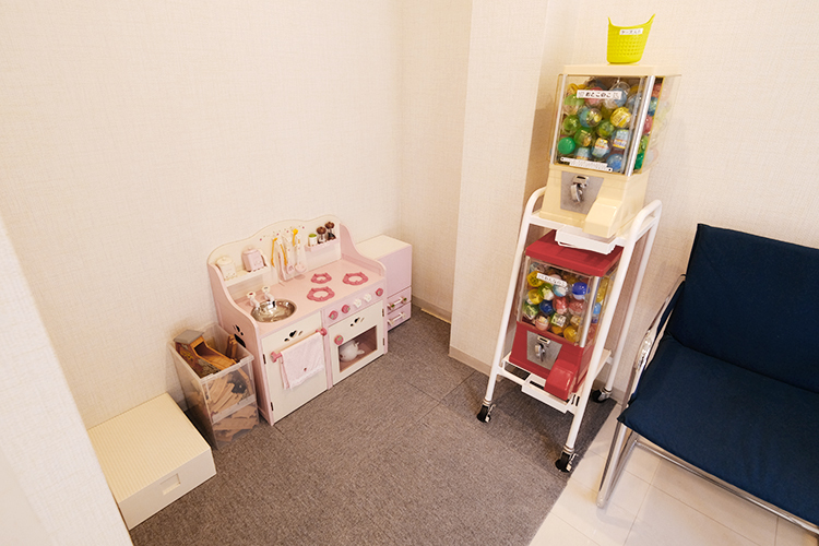にしおか歯科医院 大阪市此花区 キッズスペースを完備。親子で通院しやすい環境が整っている