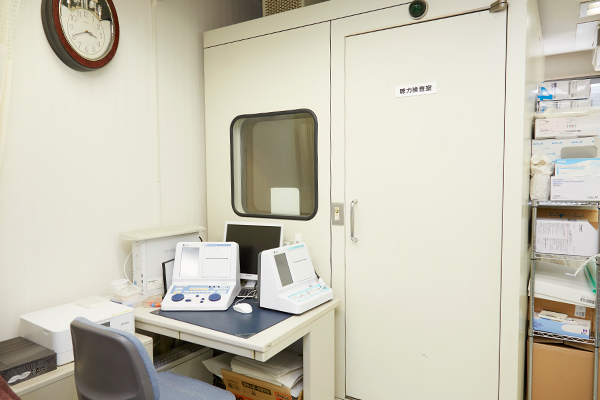 森口耳鼻咽喉科 枚方市 聴覚検査室。めまいや睡眠時無呼吸症候群などの対策にも注力