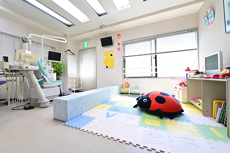 岩佐歯科クリニック 文京区 キッズスペースは広く、すぐ横に診療ユニットがあるので親も安心