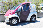 ひまわりクリニック 浦安市 往診車のほかに機動力のある1人乗りの超小型車も備えている