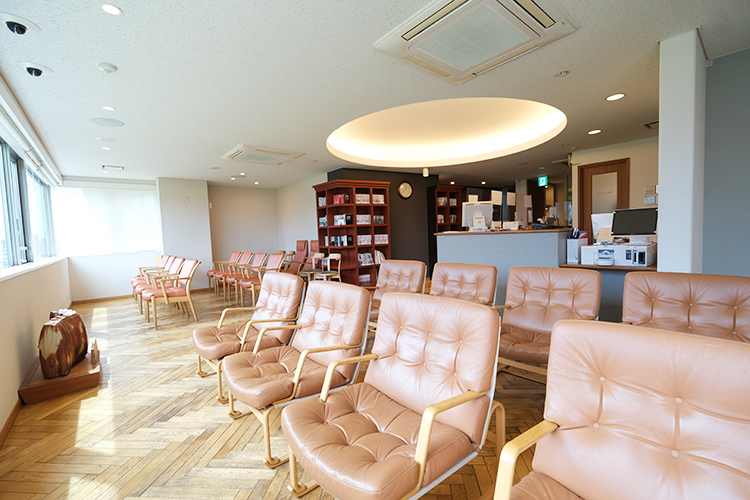 大石クリニック 横浜市中区 日差しの入る待合室