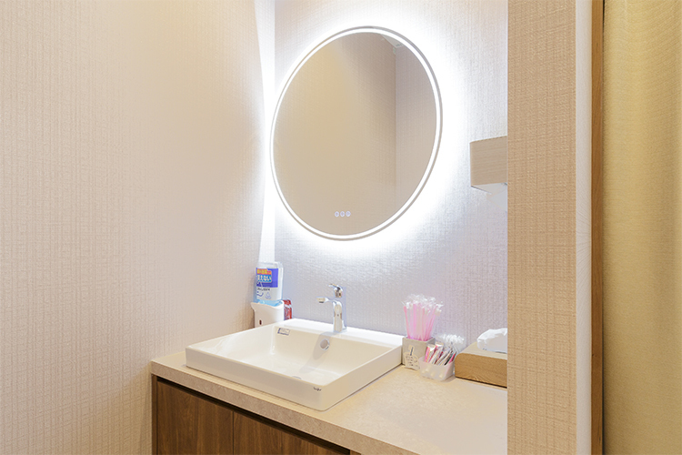 のい歯科クリニック 大阪市中央区 パウダールームや女性専用トイレを設置