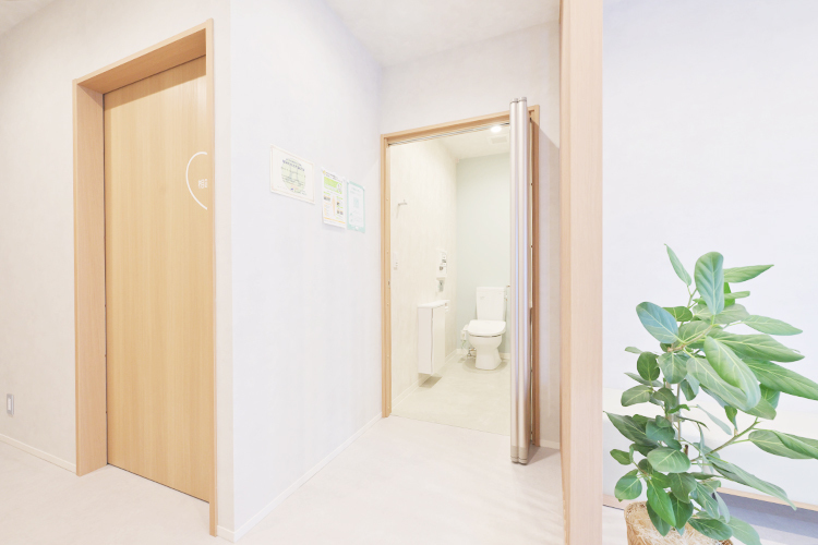 糖尿病・腎・高血圧の内科クリニック 小平市 トイレも細部にまで配慮が行き届き、安心して使うことができる