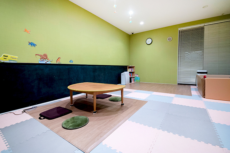 ゆずり葉歯科 中央区 専任の保育スタッフが常駐する17畳のキッズルーム