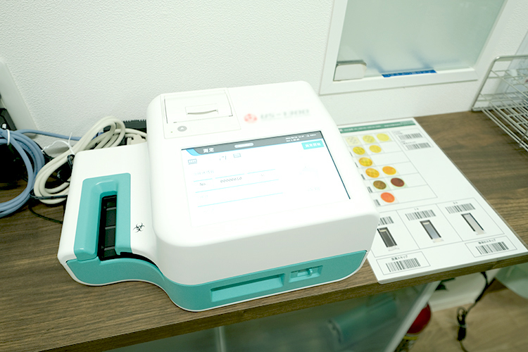 西葛西メディカルクリニック 江戸川区 尿化学分析装置を活用し、診断に役立てている