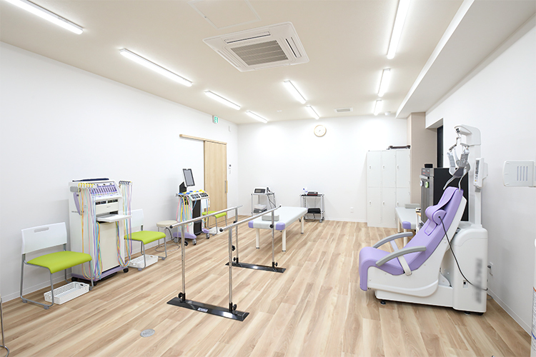 あべ整形外科・皮フ科クリニック 箕面市 リハビリ室や手術室なども充実。作業療法士や理学療法士も常駐