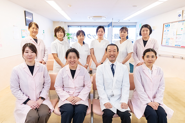 伊藤クリニック 足立区 明るい笑顔が印象的なスタッフたち。院長も全幅の信頼を寄せる