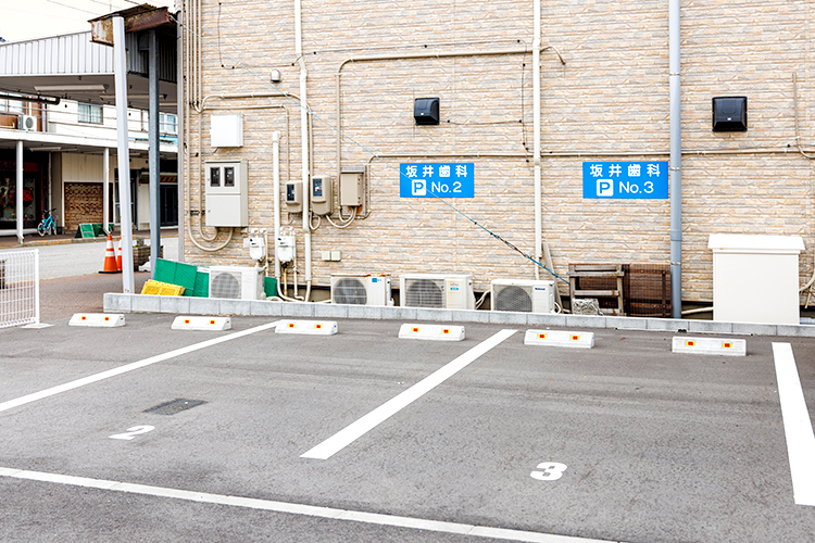 坂井歯科医院 新潟市中央区 駐車場もしっかりあり来院しやすいよう配慮されている