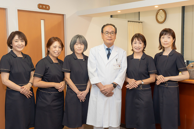 服部内科クリニック 名古屋市中区 院長自慢のスタッフ。スタッフのファンになる患者も多いという