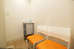 桜上水駅前内科 世田谷区 受付の隣には、発熱・風邪症状がある患者のため個室診療室も用意