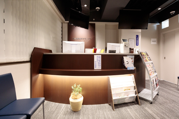 日暮里眼科クリニック 荒川区 受付ではスタッフが笑顔で迎えてくれる