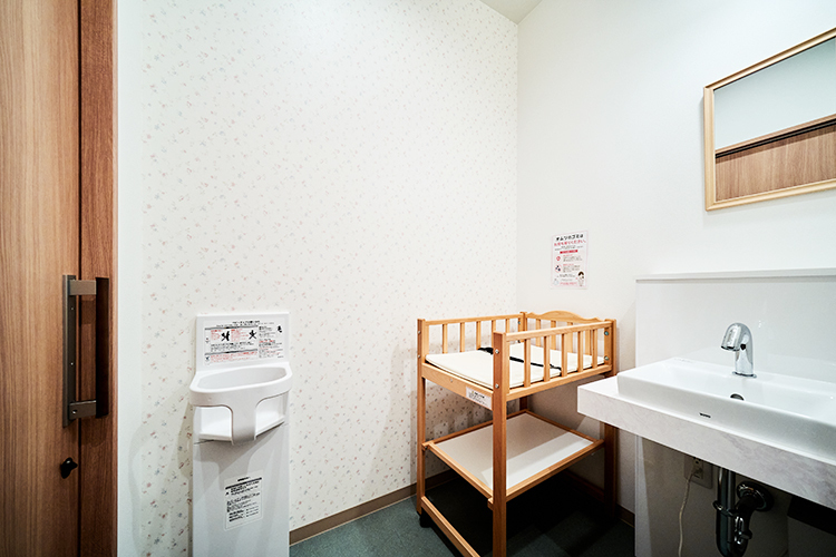 戸塚駅前 おおはら内科皮膚科小児科クリニック 横浜市戸塚区 トイレにはおむつ交換台を備え、小さな子連れも安心