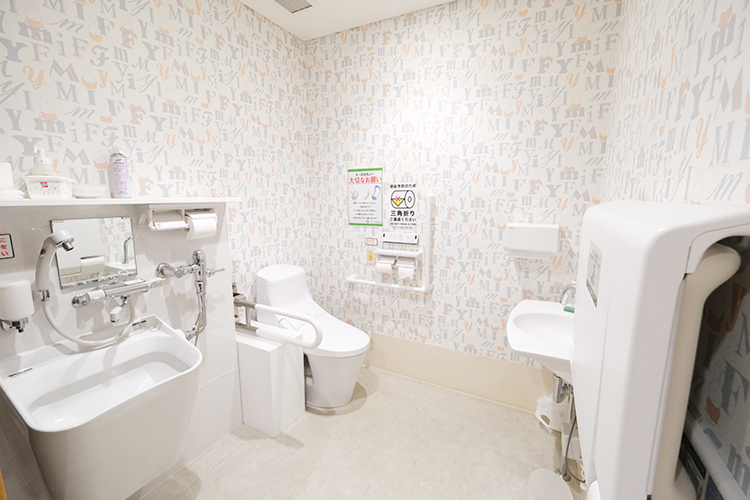 矢ヶ部医院 佐賀市 院内に複数のトイレを備え、おむつ交換台やスロップシンクも完備
