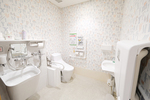 矢ヶ部医院 佐賀市 院内に複数のトイレを備え、おむつ交換台やスロップシンクも完備