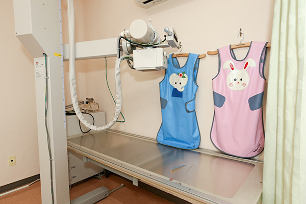 クリニックおかだ 名古屋市港区 レントゲン室。子ども用の検査着も用意