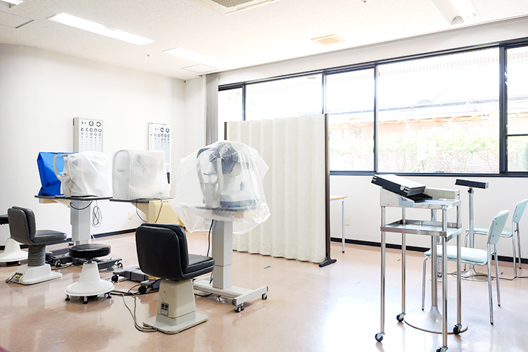 北村胃腸科眼科 日南市 眼科専門の医師の北村副院長は白内障などの日帰り手術にも対応