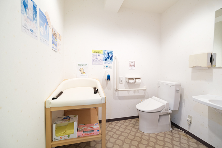 鶴川ちかくのクリニック 町田市 トイレにはおむつ交換用のベビーシートを設置