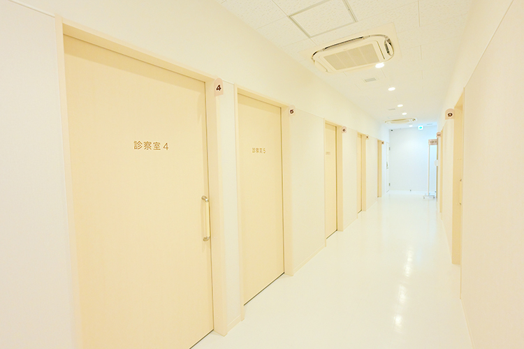 横浜心療内科よりそいメンタルクリニック 横浜市西区 診察室は10室備え、プライバシーにも配慮
