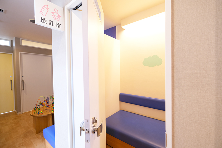 井口小児科クリニック 草加市 授乳室、おむつ替えスペースと隔離室2室を備える