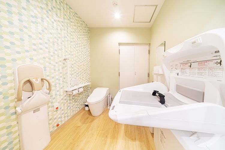みずたまこどもクリニック 流山市 広くて清潔なトイレにはおむつ交換台が備えられている