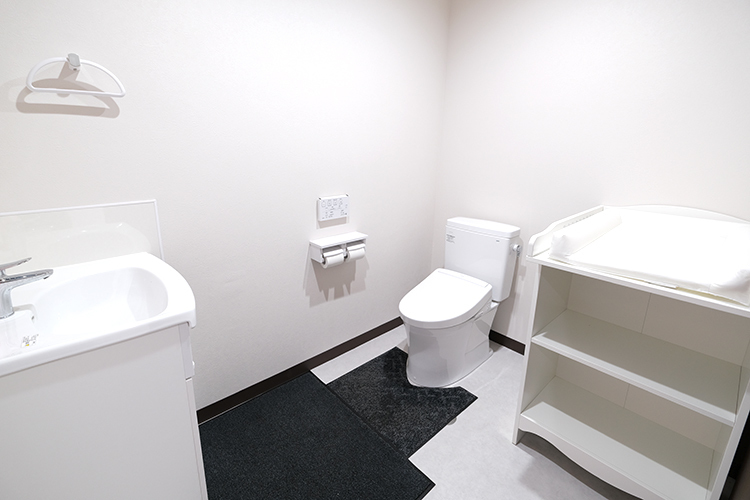 世田谷深沢ファミリークリニック 世田谷区 トイレにはおむつ交換用のベビーシートを設置
