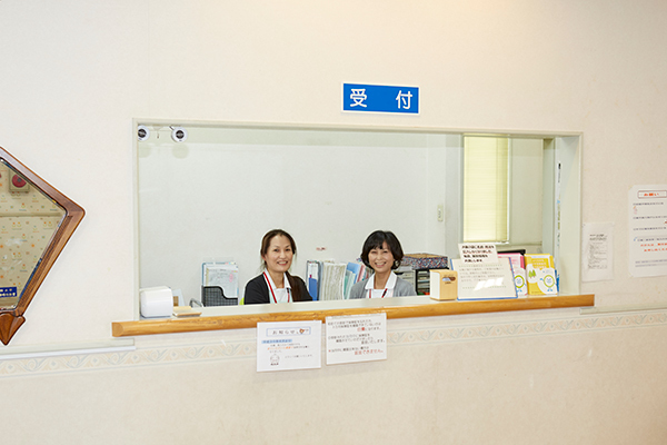 馬場耳鼻咽喉科 大阪市住之江区 受付ではスタッフが笑顔で患者を迎えている