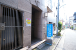 太子堂診療所 世田谷区 ビルの1階にある、青い看板が目印