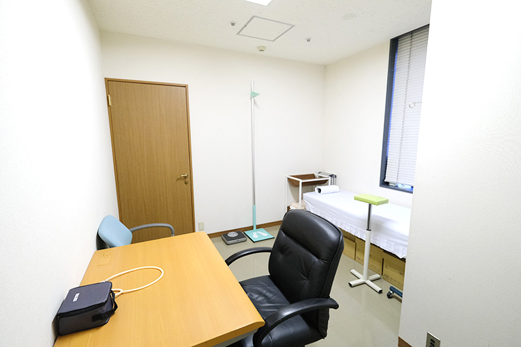 岡神経科 名古屋市中区 採血や点滴をする処置室がある