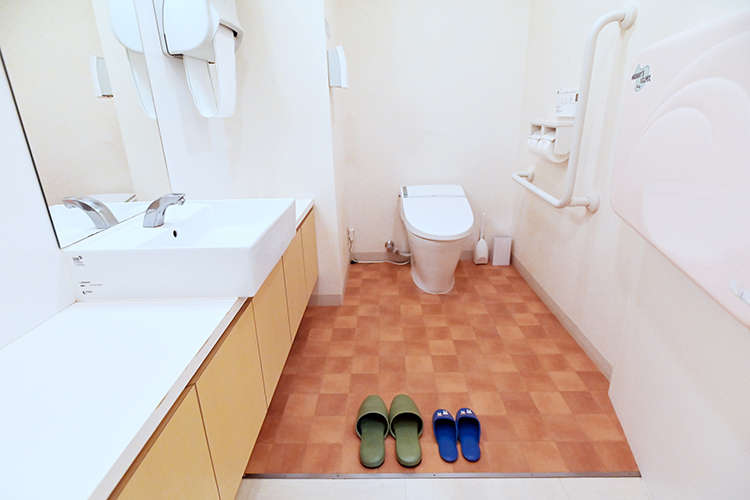 おおき耳鼻咽喉科 吹田市 トイレにはおむつ交換台もあり、子ども連れでも利用しやすい
