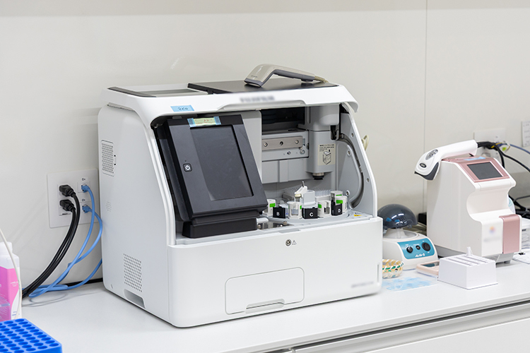 おのざきクリニック 宇都宮市 血液の生化学検査を行うための検査機器