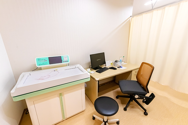 あんどこどもクリニックふじみ野 ふじみ野市 診察室では布施院長が親身な姿勢で診療にあたる