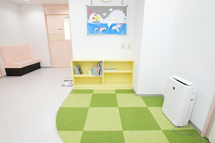 にわ小児科 泉佐野市 キッズスペースや授乳室も完備している