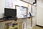 信濃町診療所 Clinica Medica 新宿区 受付。膀胱炎や前立腺肥大症、前立腺炎などの治療が得意